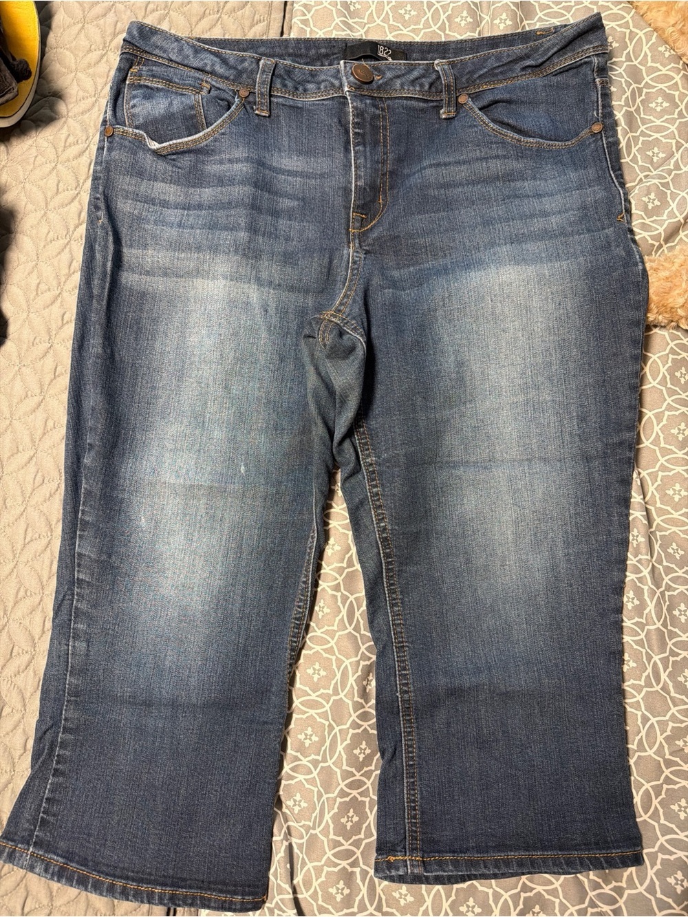 1822 Denim Stretch Crop Capri Jeans - Medium Wash - Size 14